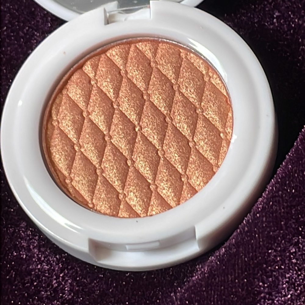 Shimmery Peach Highlighter Compact - Radiant Glow